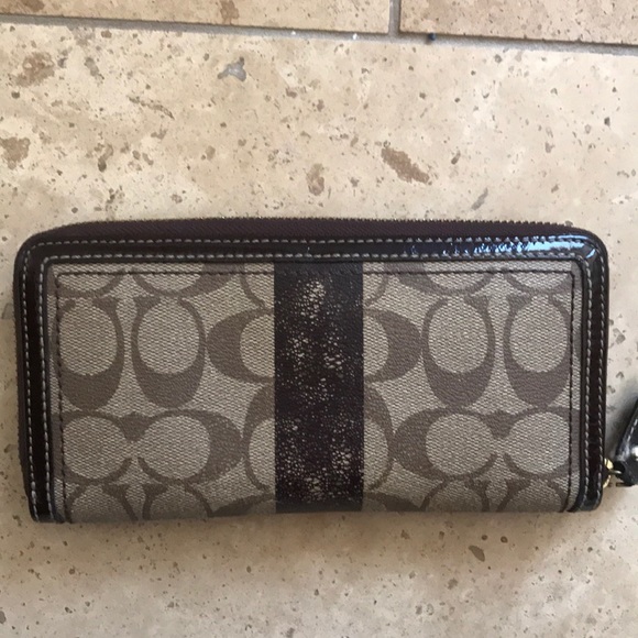 Coach oversized wallet - Picture 2 of 4